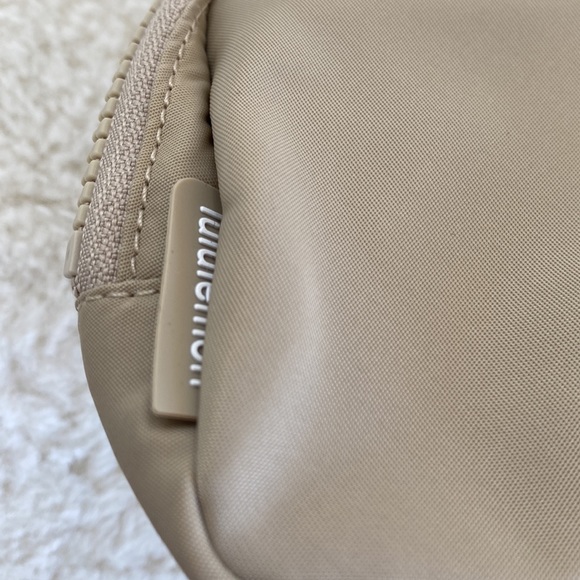❤️ Lululemon Everywhere Belt Bag in Trench NWT - Picture 3 of 9